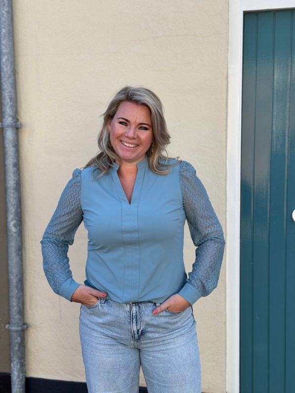 Blouse Mirthe travelstof smoke blue - Afbeelding 6