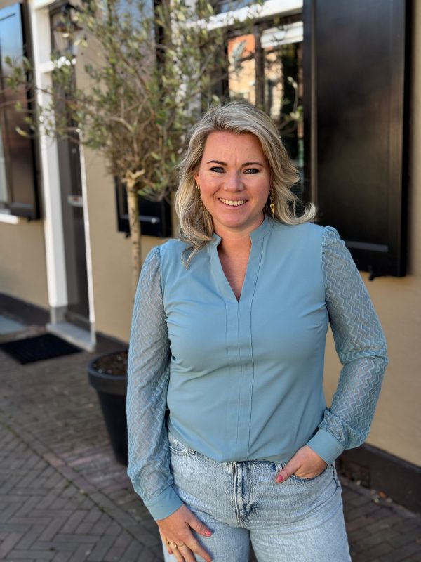 Blouse Mirthe travelstof smoke blue