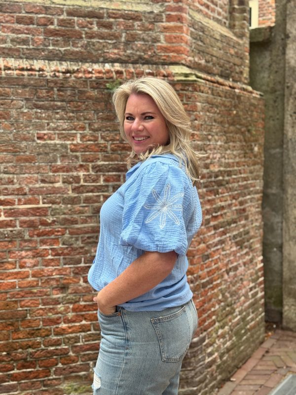 Blouse borduur lichtblauw - Afbeelding 2