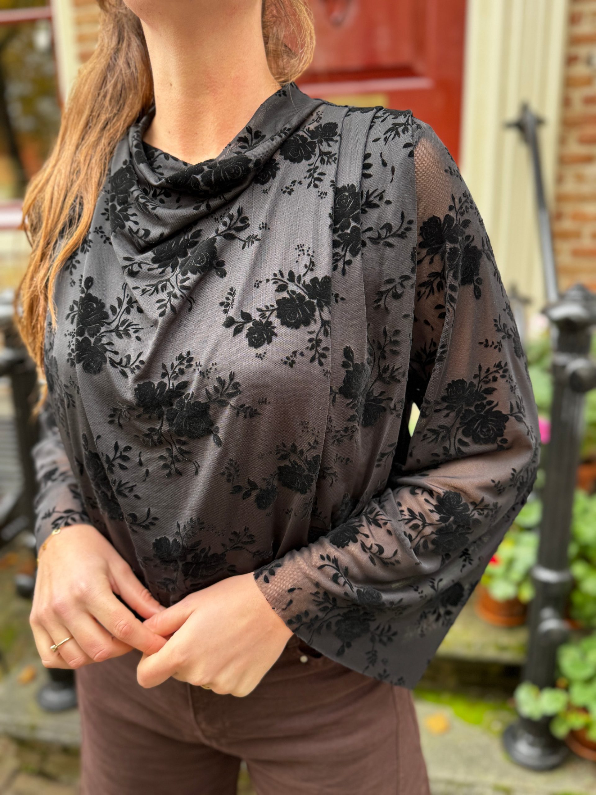 Mesh top Indy zwart gebloemd