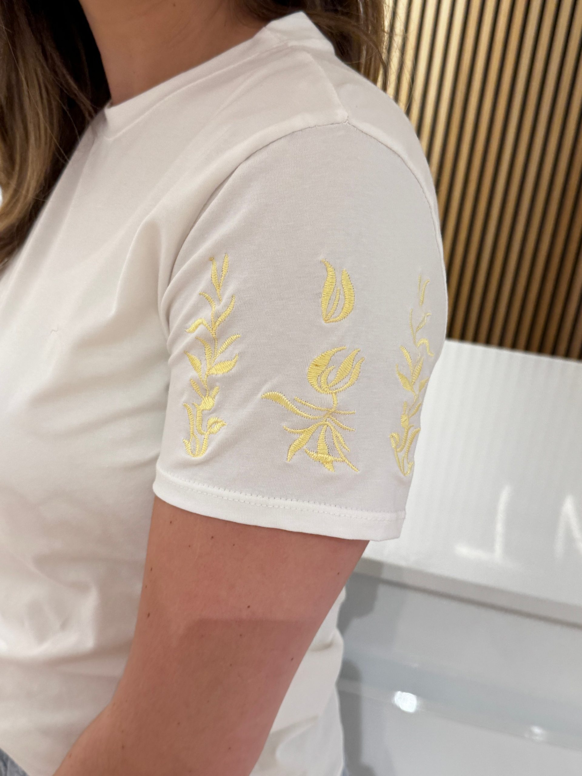 Shirtje Gwen geel geborduurd - Afbeelding 2