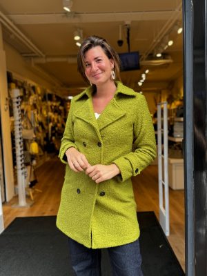 Bouclé jas Marit pistache lang
