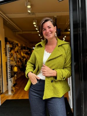 Bouclé jas Marit pistache kort