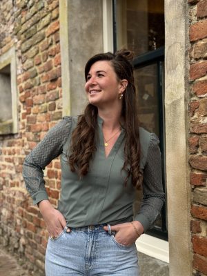 Blouse Mirthe travelstof balsam green