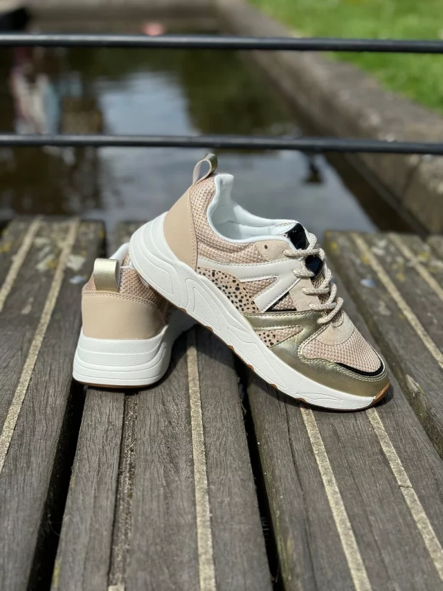 20% KORTING!! 🤩 Hebben jullie onze leuke actie al voorbij zien komen? Hier een compilatie van een aantal leuke schoenen die je nu met korting kunt shoppen ☀️🌸 Wees er snel bij, want dit gaat heel hard!⚡️Online: Zet jouw favoriete schoenen in je winkelmandje en gebruik de code SCHOENEN20 bij het afrekenen om je korting te bemachtigen😊👉https://www.trendzonline.nl/schoenen/
