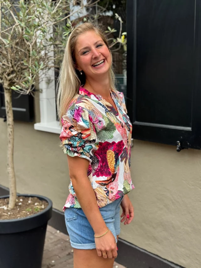 Yessss de tops zijn er weer in alle kleuren! 🦜💚 Je shopt ze al voor maar €26,95! 🤗🤍 www.trendzonline.nl/top-papagayo-wit
🩵 www.trendzonline.nl/top-papagayo-blauw
🤎 www.trendzonline.nl/top-papagayo-ivoor
🖤 www.trendzonline.nl/top-papagayo-zwart
💙 www.trendzonline.nl/top-papagayo-marine