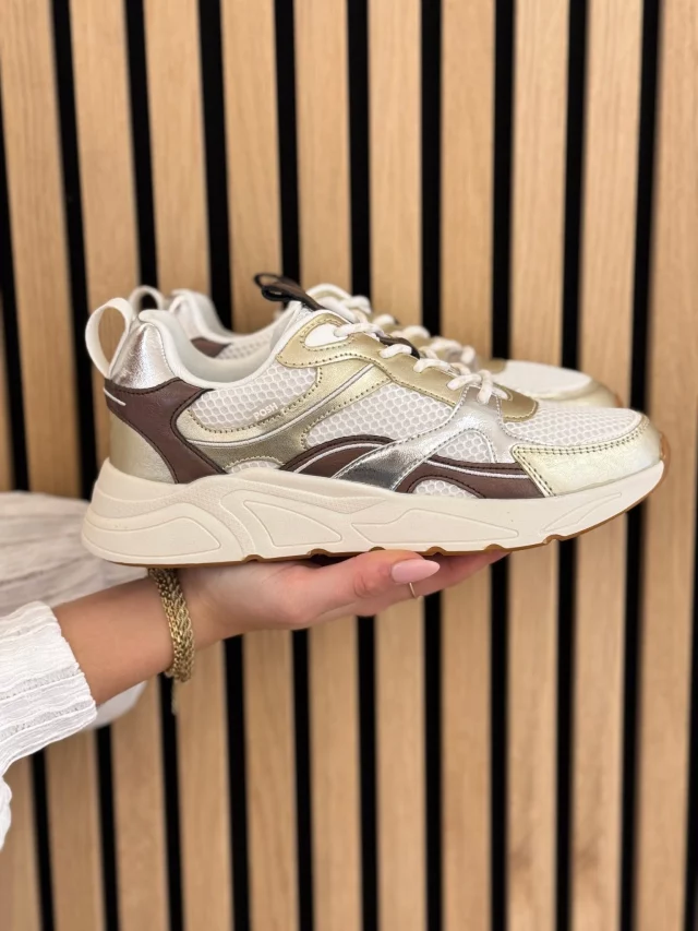 We laten ze misschien niet meer zo héél veel zien, maar we hebben ze zeker nog wel: SCHOENEN! 👟🤍 Echt de mooiste Posh By Poelman sneakers vind je in onze webshop (en natuurlijk in de winkel) 🥰 En er zijn er ook nog eens een paar héél leuk afgeprijsd! Neem snel een kijkje ⤵️☀️ www.trendzonline.nl/schoenen