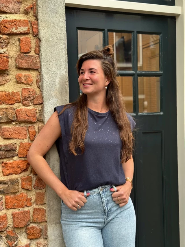 Shirtje Senna 🌸 Dit leuke shirtje met glitters hebben wij in 3 kleurtjes 💚💙🩷 Welke kleur is jouw favoriet?😎👉https://ap.lc/tBnRe