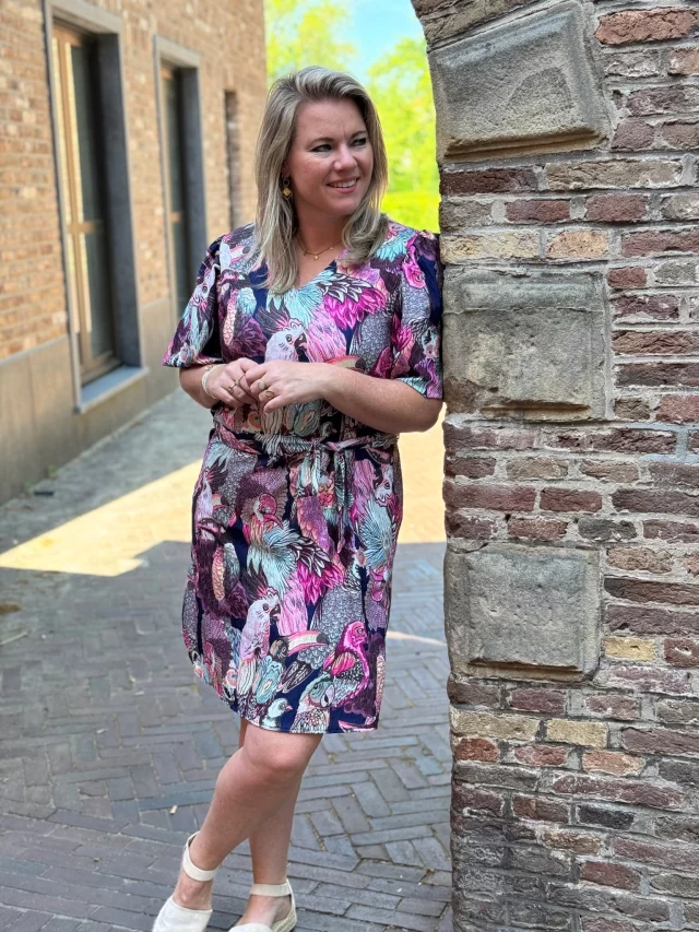 Nu ook in het navy 💙 Jurkje Papagayo is in de andere kleurtjes al een echte bestseller dus daarom hebben we een extra kleur toegevoegd 😍🦜 www.trendzonline.nl/jurkje-angela-papagayo-navy