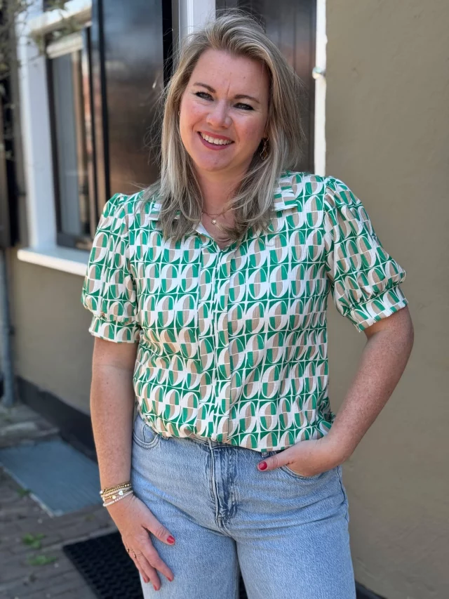 NIEUW 😍✨ Ook deze twee mooie tops zijn nieuw binnen! Hij lijkt heel veel op de tops die je van ons gewend bent, maar let op: deze top heeft een kraagje! 🤗 De prijs is wel hetzelfde, namelijk €26.95! 😏💚 www.trendzonline.nl/top-brechje-groen
💙 www.trendzonline.nl/top-brechje-donkerblauw