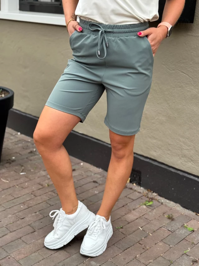 Een kort broekje van travelstof is echt een musthave met dit weer👌Ideaal ook voor wanneer je bijvoorbeeld lekker veel fietst in de zomer! 🤗 We hebben 'm in 3 kleuren ⤵️💚 www.trendzonline.nl/short-travelstof-balsam-green
💙 www.trendzonline.nl/short-travelstof-navy
🖤 www.trendzonline.nl/short-travelstof-black