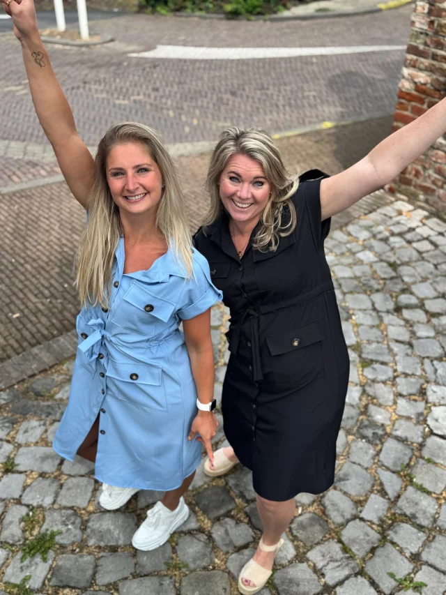 Jurk Rebecca 🩵🤩 Ook dit leuke jurkje shop je nu in de SALE voor maar €24,95!!🤩 Welke kleur is jouw favoriet? 🧐 Je vindt ze allemaal hier 👉 https://ap.lc/lieQg