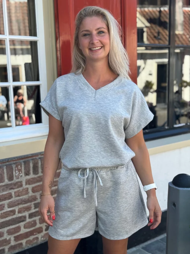 Oké wij zijn echt in shock 😱 Onze jog sets vliegen echt de winkel en webshop uit! 🙈 Zo hard zelfs dat ze op dit moment echt compleet uitverkocht zijn! We hebben ze natuurlijk direct bij besteld (en in flinke hoeveelheden 😏) en verwachten ze aankomende week weer 🥳 Dus wil jij er zeker van zijn dat je dan niet misgrijpt? Vul je e-mailadres in bij het product en ontvang als eerste een reminder 🤗❤ www.trendzonline.nl/jog-setje-rood
🩵 www.trendzonline.nl/jog-setje-navy
🖤 www.trendzonline.nl/jog-setje-zwart
🩶 www.trendzonline.nl/jog-setje-grijs
🤎 www.trendzonline.nl/jog-setje-beige