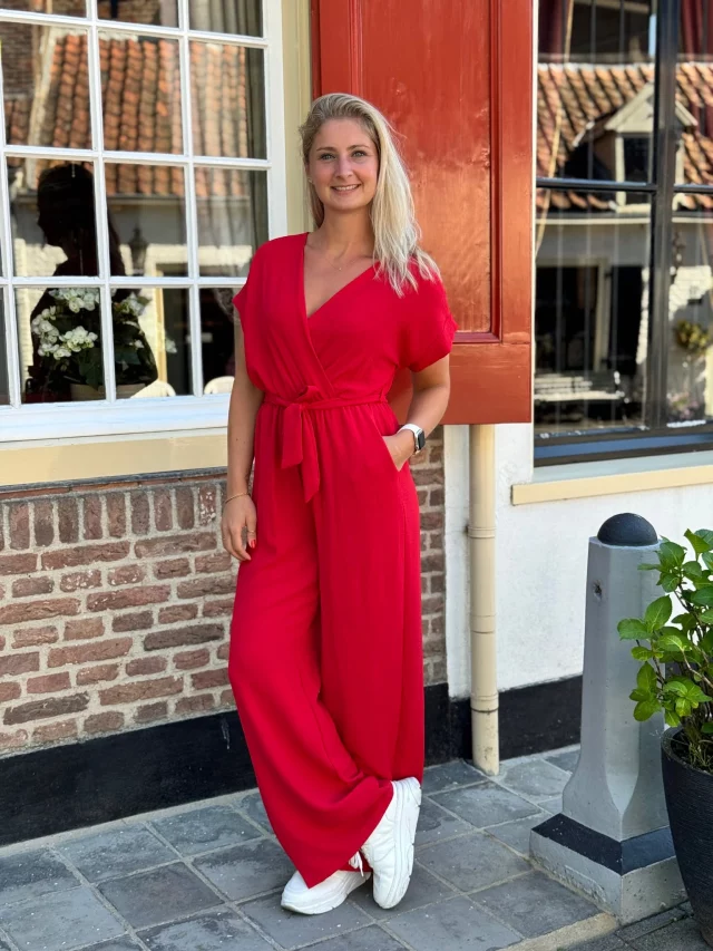 NIEUW!! Hoe leuk is deze jumspuit? Casual met een sneaker, maar met een hakje ook perfect voor een feestje of bruiloft 💐❤️ Jumpsuit Veerle staat nu online in 3 kleurtjes; rood, zwart en navy.🌞Neem snel een kijkje 👉 https://ap.lc/NVISg