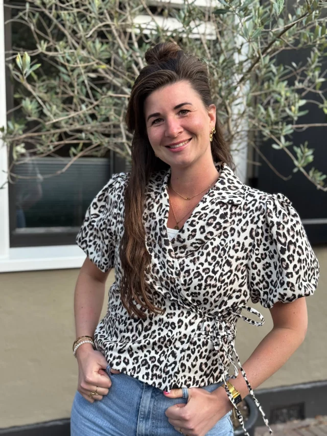 Onze nieuwste strikblazer in 3 prints 😍✨ Je shopt ze al voor €34,95 🤗🩵 www.trendzonline.nl/blazer-florine-blauw
❤️ www.trendzonline.nl/blazer-florine-koraal-rood
🤎 www.trendzonline.nl/blazer-florine-panter