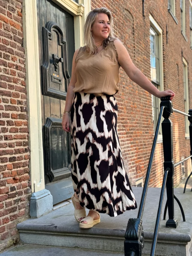 ROK LAUREN 💃😍 Nieuw bij ons binnen in 3 mooie kleuren! Wij dragen 'm met top Nena én met top Loraine voor wanneer je liever een mouwtje hebt 🤗 Shop alle items hier ⤵️Rok Lauren 👉 https://ap.lc/QjhUO
Top Nena 👉 https://ap.lc/lsegl
Shirtje Loraine 👉 https://ap.lc/STPIb