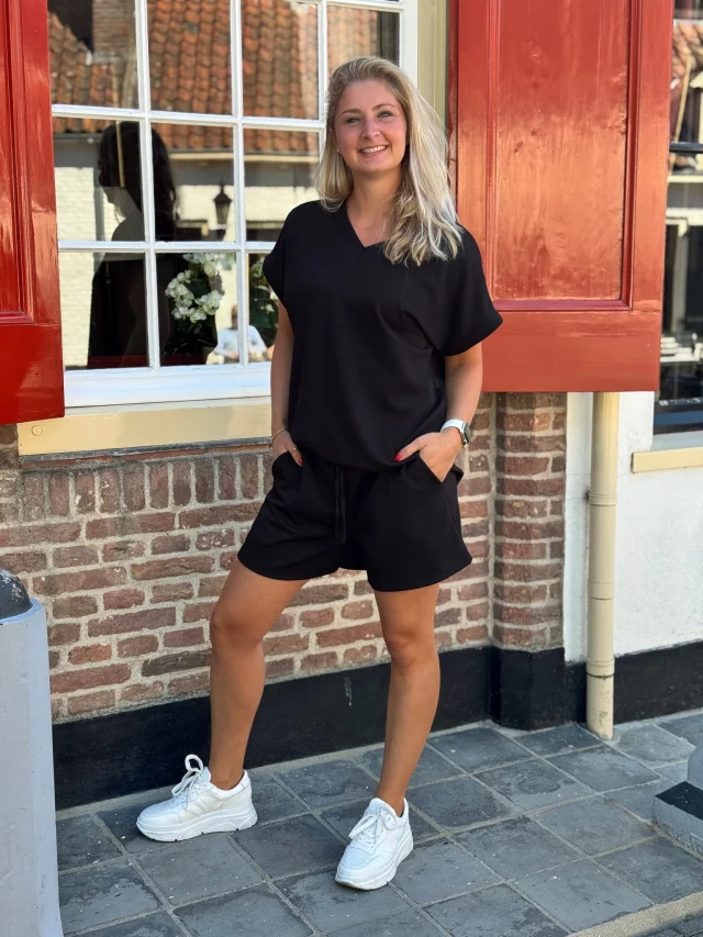 Onze méga populaire jog sets hebben we nu ook in het zwart, grijs én beige 😍 En ons advies: wacht niet te lang want de andere kleuren gaan al zó snel 🚀🙈🛍 www.trendzonline.nl/nieuwe-collectie
