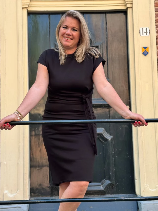 Ohhh lieve dames we hebben echt een geweldig jurkje binnengekregen! 😍  Het is een mooie iets dikkere stof en is gemaakt van 95% polyester en 5% elastane en draagt daardoor héérlijk 🤗🖤 www.trendzonline.nl/jurk-mae-zwart
🤎 www.trendzonline.nl/jurk-mae-beige