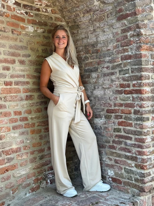 Wij kregen vanochtend héél goed nieuws van onze leverancier 😏 Namelijk dat dit geweldige jumpsuit vandaag al bij ons binnen zou komen! 😍🤗 En ja hoor.. we hebben 'm! 🥳 Shop 'm snel voor je misgrijpt ⤵️🤎www.trendzonline.nl/jumpsuit-nancy-kit