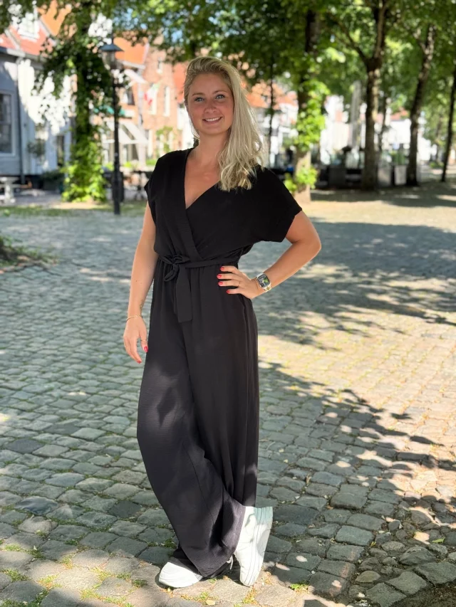 Jullie shoppen echt massaal deze te leuke jumpsuit 😍 Rood is ook weer op voorraad! 🥳🤗#jumpsuit#zwart#rood#navy