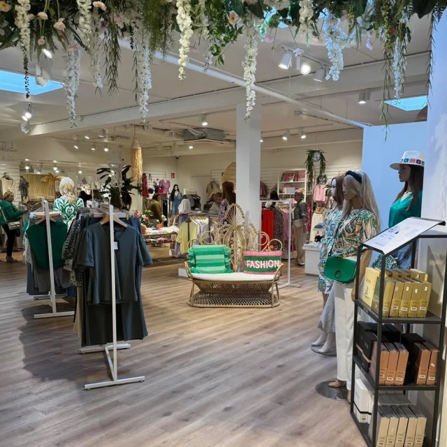 Dit is toch eigenlijk hét perfecte weer voor een dagje shoppen? 🛍💕 Bij ons is het gezellig en ons topteam staat weer voor jullie klaar! 🤗📍 Luttekepoortstraat 11&17