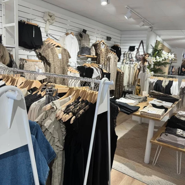 Al plannen voor morgen? 💖✨ Wij hebben wel een leuk idee voor je 😏 Onze winkel hangt weer bomvol met de leukste nieuwe items, dus kom gezellig langs voor 500M2 shopplezier 🌸🛍️📍 Luttekepoortstraat 11&17
