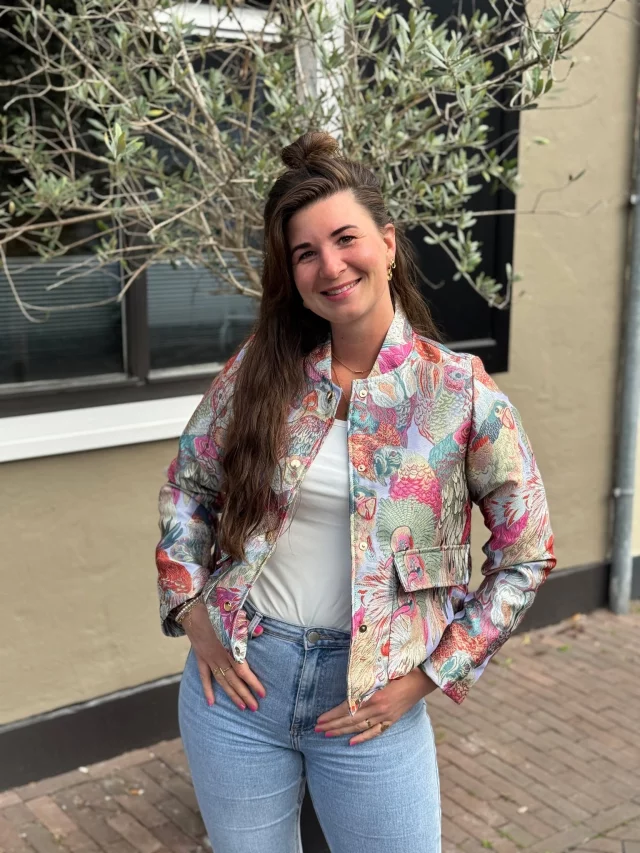 Het lijkt hetzelfde jasje, máár.. dat is het niet 😜 Het verschil zit 'm in het kraagje, de zakjes en de lengte! 🤗✨ Jasje Lieke is de langste van de 2, heeft klepzakken én een opstaande kraag 👉 www.trendzonline.nl/jasje-lieke
✨ Jasje Sylvana is korter, heeft steekzakken en een platte kraag 👉 www.trendzonline.nl/jasje-sylvana