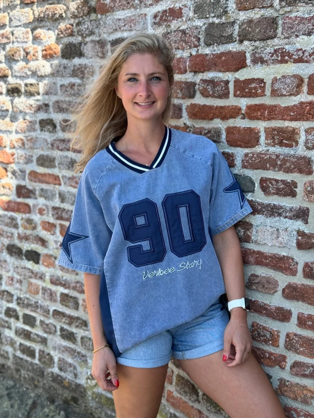 Shop deze festival look 💃🥳 We snappen dat het echt niet ieders stijl is, maar toch krijgen we er zó veel leuke reacties op 😍 Vind jij het een YAY of een NAY? 🤗👚 www.trendzonline.nl/shirt-90-navy