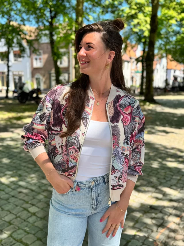 Wij pakken gewoon lekker door met die Papagayo-print 😉 Kijk deze leuke bomberjasjes 😍 We hebben 'm in 6 (ondergrond) kleuren en je shopt 'm al voor €34,95 🦜⤵️💙 www.trendzonline.nl/bomberjasje-papagayo-navy
🩵 www.trendzonline.nl/bomberjasje-papagayo-lichtblauw
🖤 www.trendzonline.nl/bomberjasje-papagayo-zwart
🤎 www.trendzonline.nl/bomberjasje-papagayo-beige
🩷 www.trendzonline.nl/bomberjasje-papagayo-roze
🤍 www.trendzonline.nl/bomberjasje-papagayo-wit
