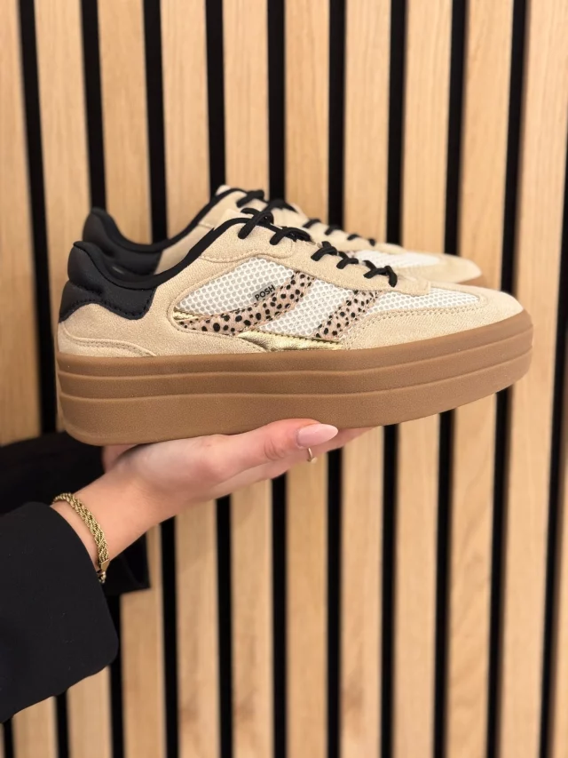 WE ❤️ ONZE SNEAKERS 👟  Echt de mooiste Posh By Poelman sneakers vind je in onze webshop (en natuurlijk in de winkel) 🥰 En er zijn er ook nog eens een paar héél leuk afgeprijsd! Neem snel een kijkje ⤵️☀️ www.trendzonline.nl/schoenen