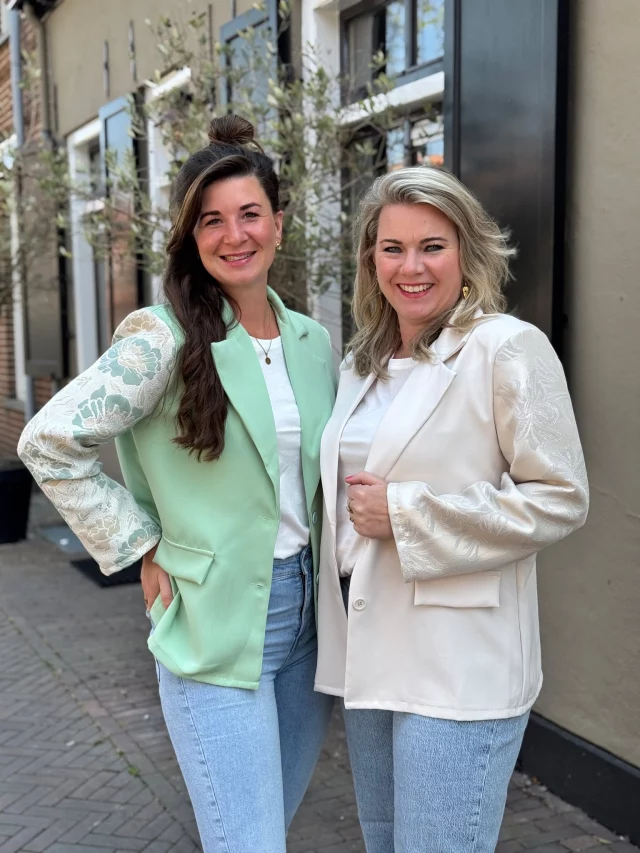 Nog even een kleine compilatie van onze SALE-items 😍 Je shopt ze nu al voor héle lage prijzen, maar daar gaat vanavond nog eens 50% EXTRA KORTING af 😱🥳 Om 18:00 uur maken we de code bekend dus MIS HET NIET 🙈🛍 www.trendzonline.nl/sale