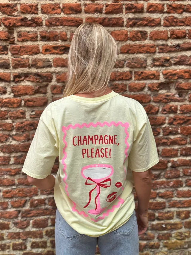 Onze status voor vanavond: CHAMPAGNE PLEASE 🥂✨ Dat kunnen wij na het gekkenhuis van afgelopen week wel gebruiken 😜 Eigen schuld natuurlijk met al die gekke acties die wij constant spontaan bedenken 🙈 Maar 1 van die acties loopt natuurlijk nog.. namelijk: de GRATIS VERZENDING 😍 Dus sla dit weekend nog je slag ⤵️👉 www.trendzonline.nl en gebruik bij het afrekenen de code GRATIS VERZENDING!