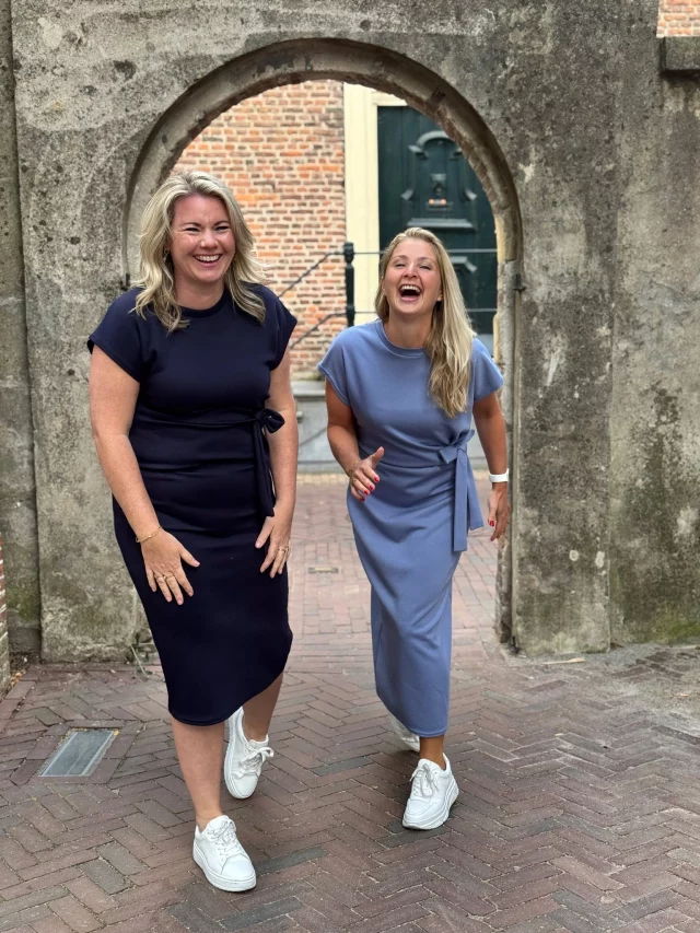 Dit bewijst maar weer dat shooten bij ons een feestje is! 🥳 We hebben afgelopen week weer héle leuke items op de foto gezet met Reinate  en Rebecca! 😍🥰 Je vindt ze nu online op www.trendzonline.nl/nieuwe-collectie dus neem vooral héél snel een kijkje! 💋Ennn... vergeet de GRATIS VERZENDING niet dit weekend 😏
