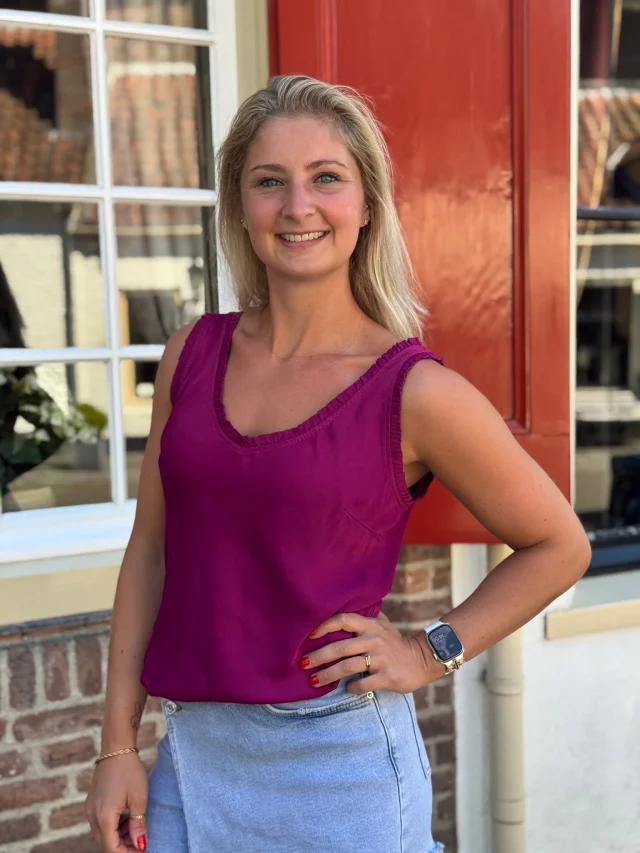 Onze Nena tops zijn echt mega populair! 😍 Een mooie basic top met brede band, waardoor je je bh-bandje ook niet ziet! (Dit vinden wij zelf ideaal 🙈) Je shopt ze al voor €24,95 🥳Je vindt ze hier in alle kleurtjes 👉 https://ap.lc/brYdx