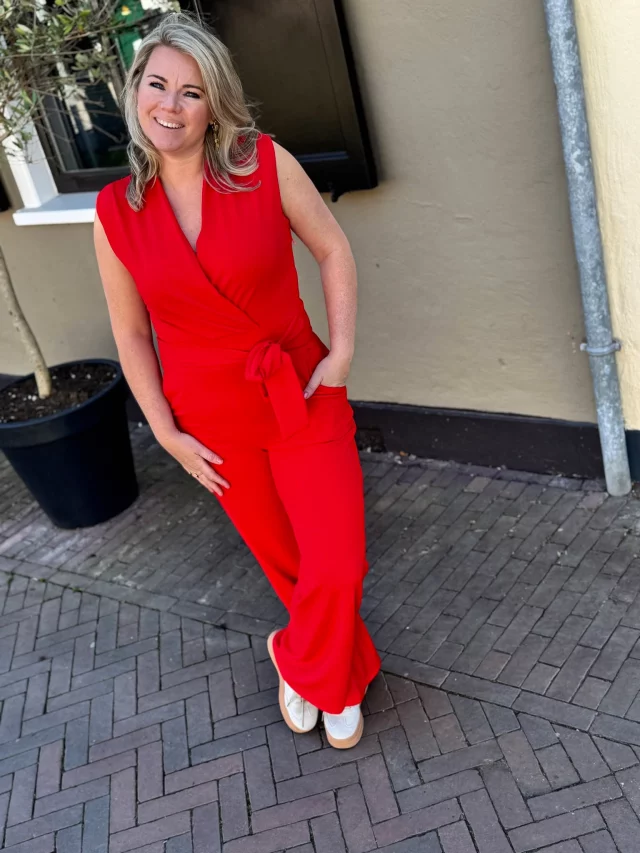 Wij blijven dit jumpsuit echt zo mooi vinden 😍 Hij is gemaakt van een fijne stretchstof en draagt daardoor zó lekker 🥰Je shopt ze hier ⤵️❤️ www.trendzonline.nl/jumpsuit-nancy-rood
🤍 www.trendzonline.nl/jumpsuit-nancy-kit
💙 www.trendzonline.nl/jumpsuit-nancy-navy