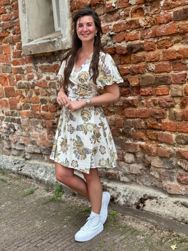 Ohhh dames hebben jullie de temperaturen van komende tijd gezien? 😏☀️ Het wordt echt weer blote benen weer! YES 🤗 Bij ons shop je echt de allerleukste jurken, in alle soorten en maten! 😍👗 www.trendzonline.nl/jurken