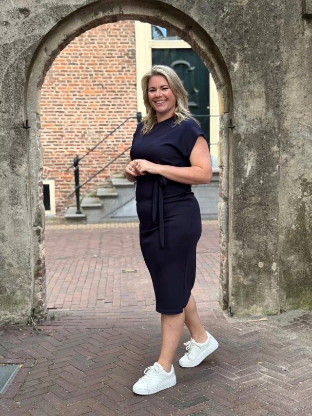 JURKJE MAE 👗😍 Een echte topper in onze collectie! Door de heerlijke soepele stof draagt 'ie echt héél fijn én is het ook een echte aanrader voor wanneer je zwanger bent! 😘 Hij is er in 5 kleurtjes en je shopt 'm al voor €34,95 🤗💙 www.trendzonline.nl/jurk-mae-navy
💚 www.trendzonline.nl/jurk-mae-army
🩵 www.trendzonline.nl/jurk-mae-jeansblauw
🤎 www.trendzonline.nl/jurk-mae-beige
🖤 www.trendzonline.nl/jurk-mae-zwart