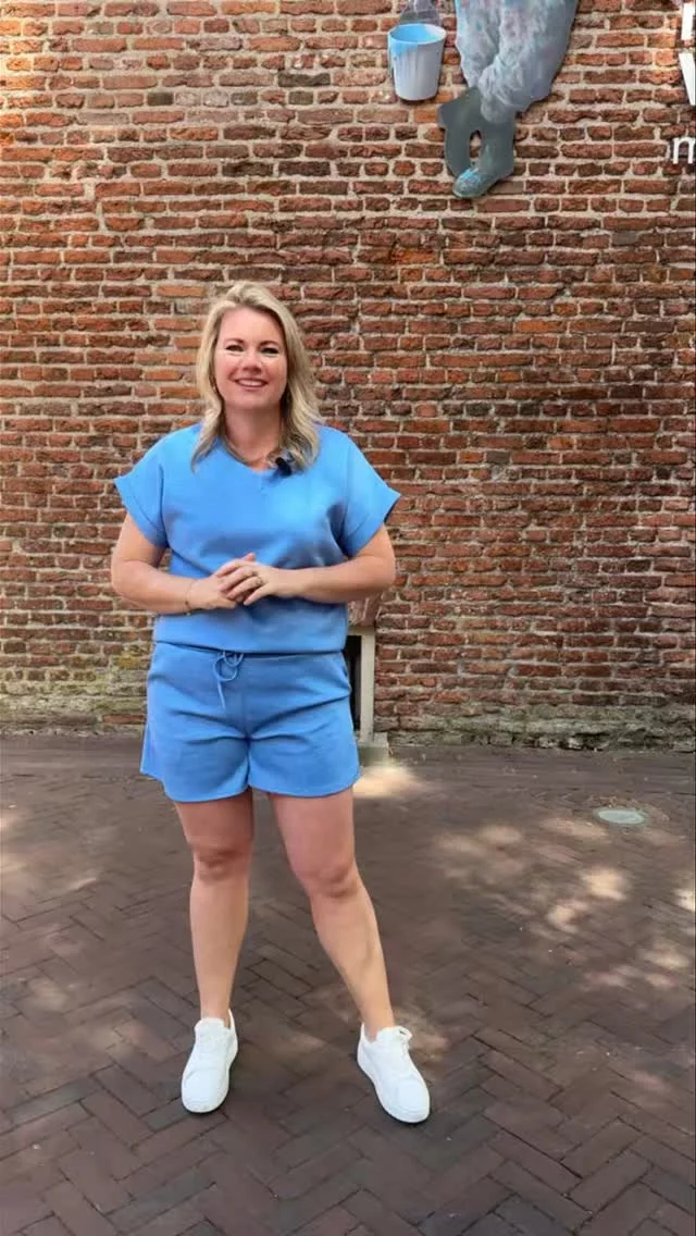 Onze populaire jog sets zijn echt onmisbaar in jouw kledingkast 🤩🌸 Reinate en Rebecca showen al onze kleuren! 💕