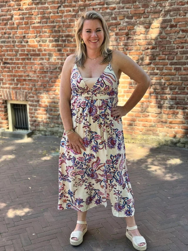 Jurk Mira 💜🌸 Zo leuk en lekker zomers door het spaghettibandje ☀️ En wanneer het iets minder is, doe je er toch lekker een spijkerjasje of vestje over? Je shopt 'm voor €39,95 😍💃 www.trendzonline.nl/jurk-mira