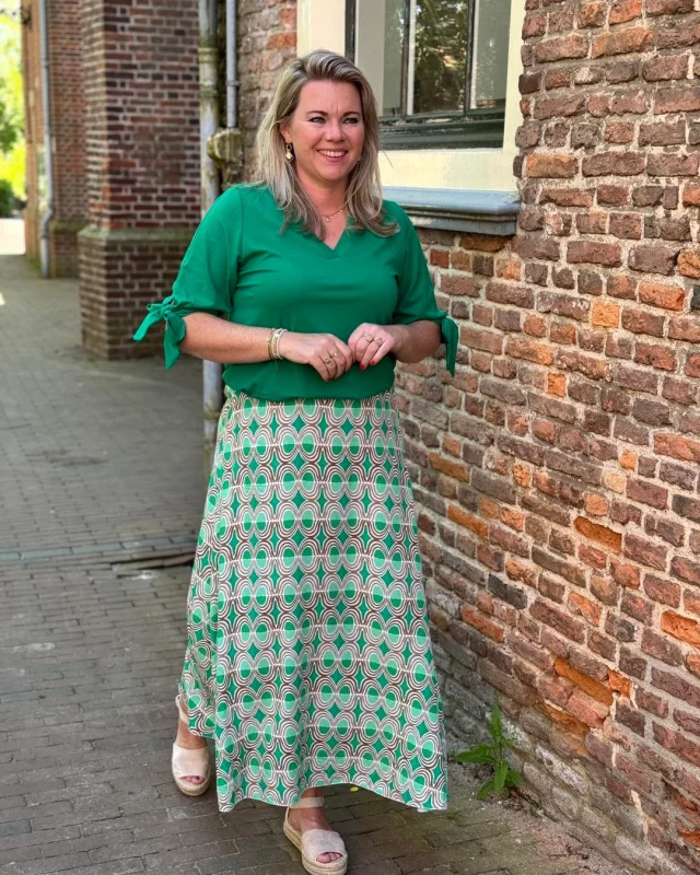 Hoe lekker is het als de kleurtjes PERFECT matchen🤩 We hebben genoeg leuke kleur combinaties voor jullie!💚🌸Rok groen-  https://ap.lc/vxRRn
Top groen- https://ap.lc/KnFqi
Rok brique- https://ap.lc/xzJjx
Top brique- https://ap.lc/xfChE