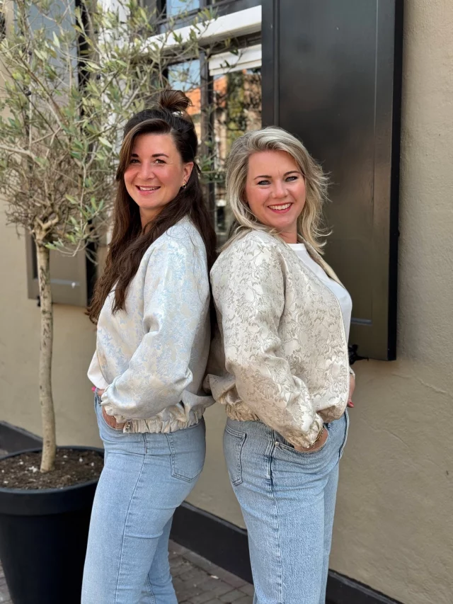 Wij knallen het weekend even in met deze te leuke jasjes! 😍 Je shopt ze namelijk nu met een FLINKE KORTING 😏 Ze zijn in de SALE van €49,95 voor €24,95! 😱🥳 Ze lijken allemaal op elkaar, maar dan toch nét iets anders! Neem snel zelf een kijkje ⤵️💋 Tamira - https://ap.lc/DPuOB
💋 Sarah - https://ap.lc/IhmDL
💋 Samantha - https://ap.lc/UcgvO