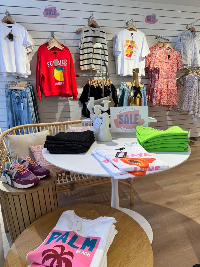 Er hangt zoveel SALE in onze winkel 🤩 Wie komt er vandaag lekker shoppen?🫶 Luttekepoortstraat 11& 17, Harderwijk 📍Online staan er ook meer dan 120 items in de sale 🤩👉https://www.trendzonline.nl/sale/