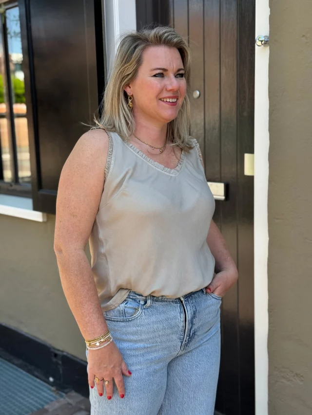 Top Nena 🌸 Een super mooie glanzende stof en heerlijk voor de warme dagen😎☀ Welke kleur is jouw favoriet?🤷‍♀️⬇️Topjes Nena 👉 https://ap.lc/brYdx