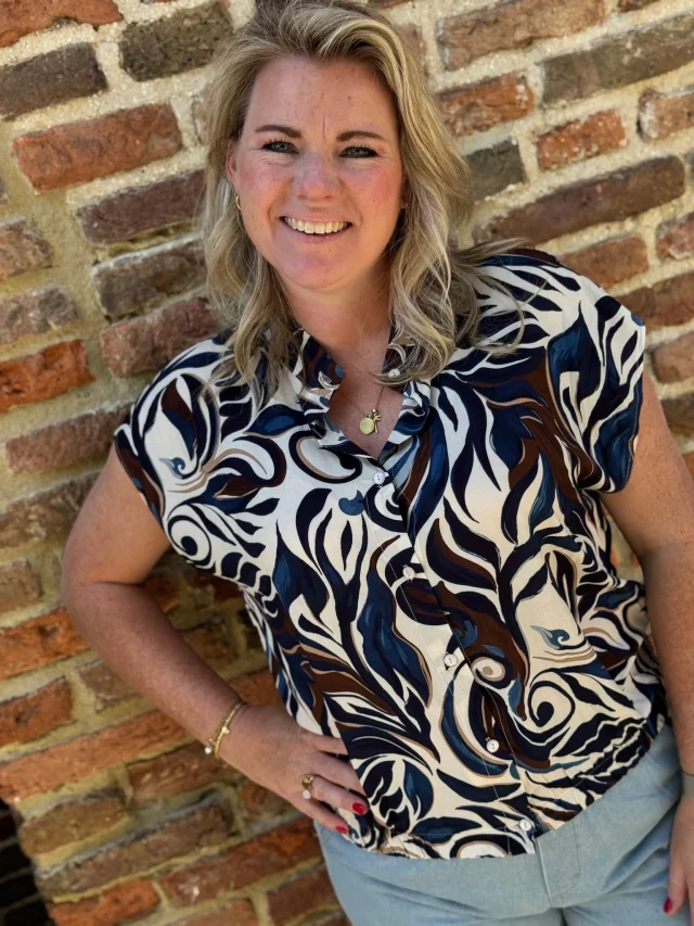 Top Evi 🤩✨Een heerlijk nieuw topje in 3 leuke kleurtje; blauw, bordeaux en choco 💕 Je shopt ze hier 👉 https://ap.lc/Ubudz