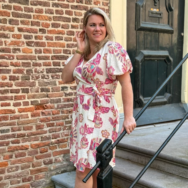 Een vrouw kan nooit genoeg jurkjes hebben, toch? 👗 Wij vinden van niet en daarom hebben wij een mooie collectie jurkjes voor jullie samengesteld! Laat die zon maar weer komen 😍
Dit jurkje en nog veel meer andere soorten zijn te bestellen op onze webshop.#jurkjemirna#trendz