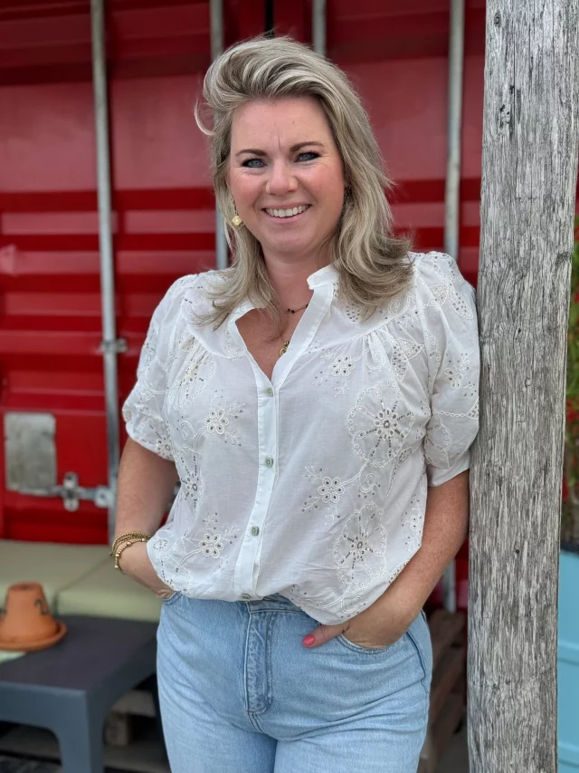 Onze nieuwe blouse Katy 😍 Hij heeft leuke borduursels, kleine gouden pailletten én is gemaakt van 100% katoen! ✨ Draagt dus ook super lekker met dit warmere weer! 🤗👉 www.trendzonline.nl/blouse-katy-witPs. je shopt dit weekend bij ons met GRATIS VERZENDING vanaf een besteding van €30,-