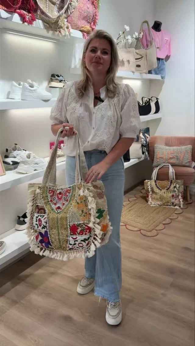 In onze winkel hebben we zo veel leuke tassen! 😍 Reinate laat even een klein deel zien 😏 Zien we jou straks?📍 Luttekepoortstraat 11&17 in Harderwijk 😘