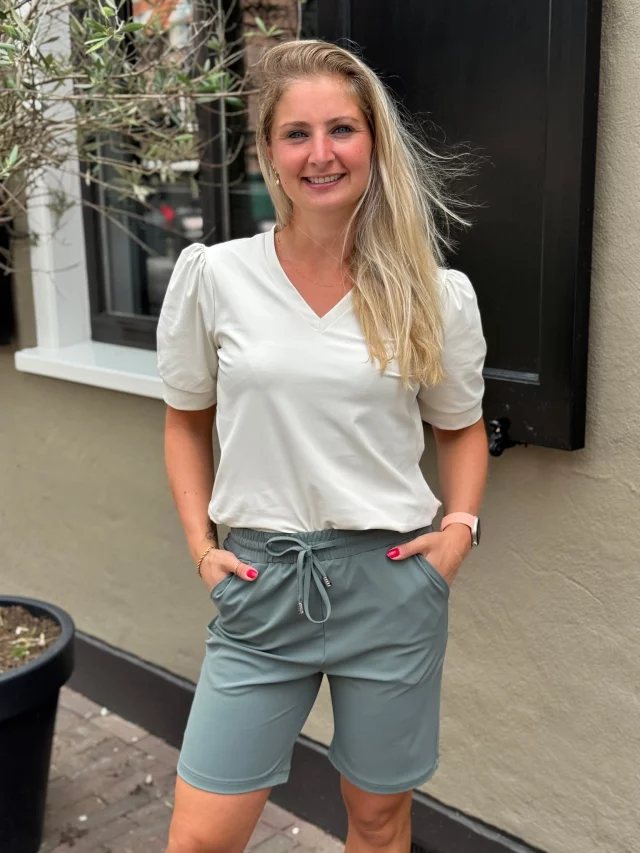 De perfecte korte broek voor op vakantie? 🧐 Deze travelstof shorts natuurlijk!😝 Ze zitten heerlijk, kreuken niet, zijn snel droog en geen schurende benen doordat ze iets langer zijn 🤩 Wat wil je nog meer? 🤷‍♀️ Je besteld ze hier 👉 https://ap.lc/WuhQM