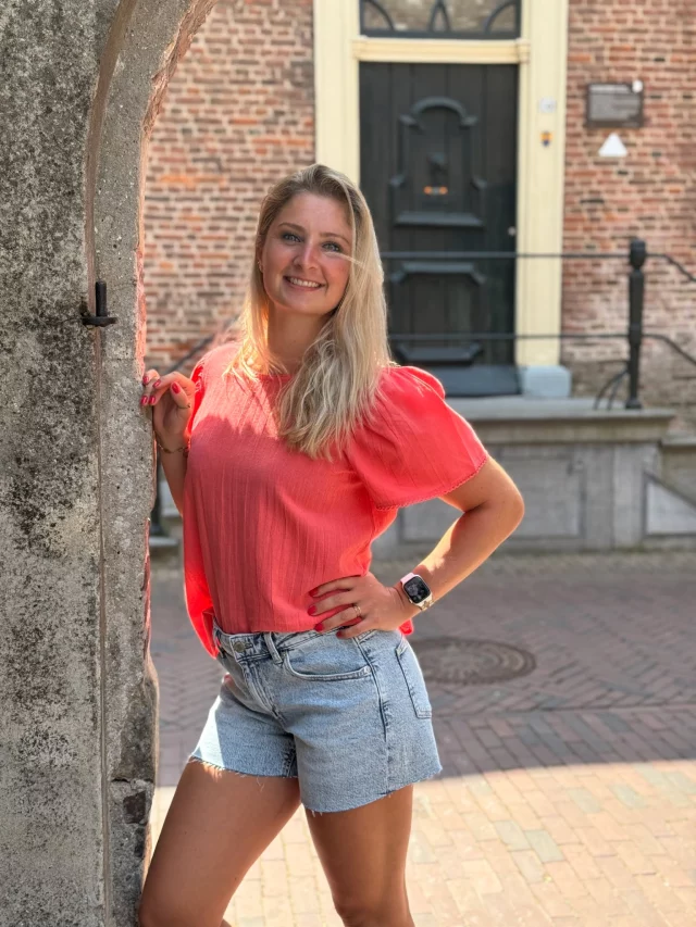 Topje Lisanne koraal🧡 Hoe leuk is dit topje, gemaakt van 100% katoen 🫶 Je shopt 'm hier 👉https://www.trendzonline.nl/topje-lisanne-koraal/