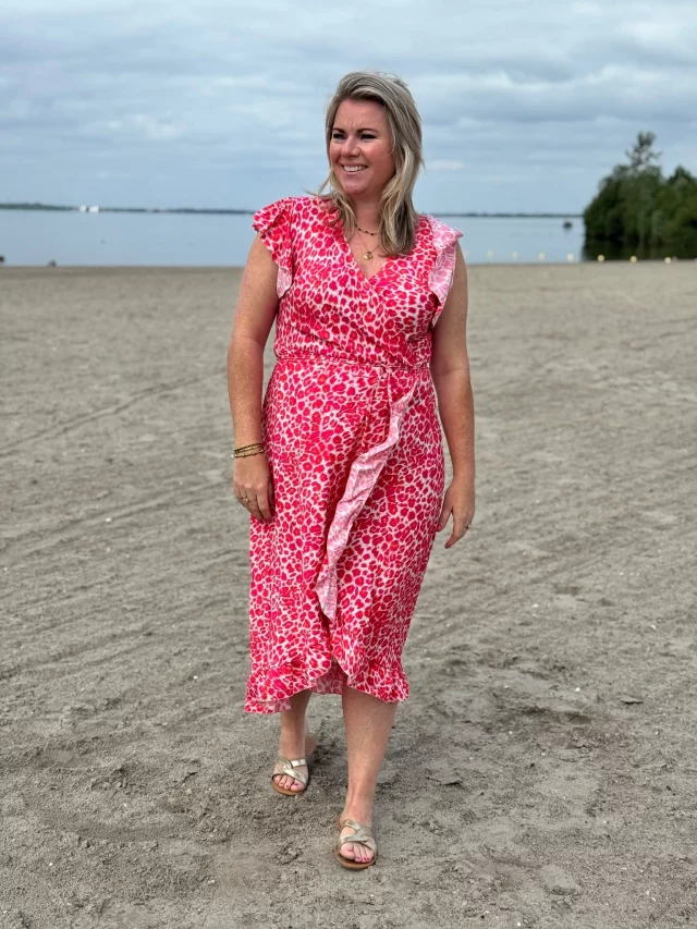 ZIN IN DE ZOMER☀️🌊 Wij zijn er helemaal klaar voor met al onze leuke jurkjes💃 Print of effen, lang of kort, we hebben van alles wat 🤩 Je shopt ze hier👉https://www.trendzonline.nl/jurken/
